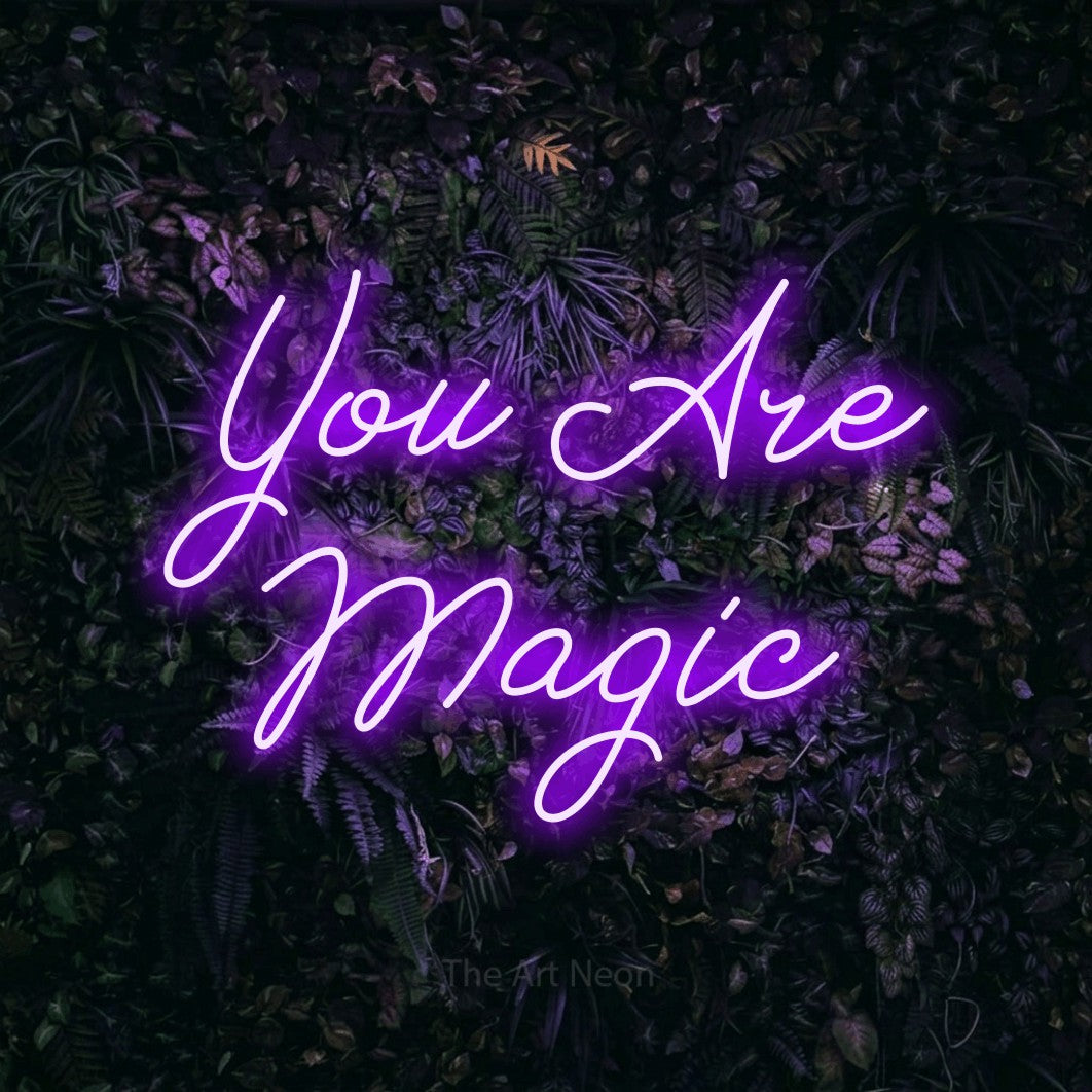 Enseigne néon à DEL à lumière violette, de style manuscrit, affichant « You Are Magic » sur un mur floral violet, pour décorer une chambre de bébé