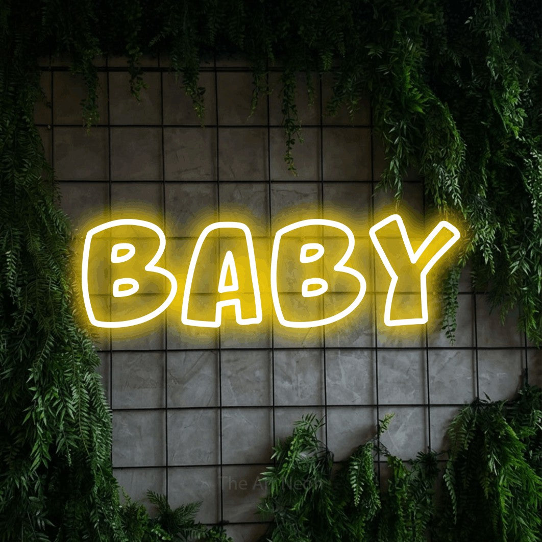 Enseigne néon à DEL à lumière jaune, de style contour, affichant « Baby » sur un mur quadrillé vert avec du feuillage, pour décorer une chambre de bébé