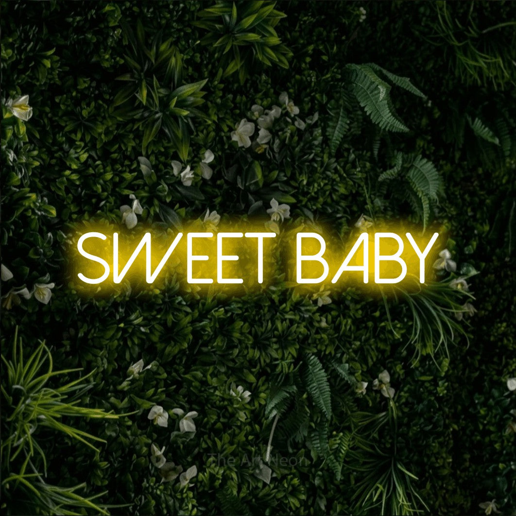 Enseigne néon à DEL à lumière jaune, affichant « Sweet Baby » sur un mur de feuillage vert, pour décorer une chambre de bébé