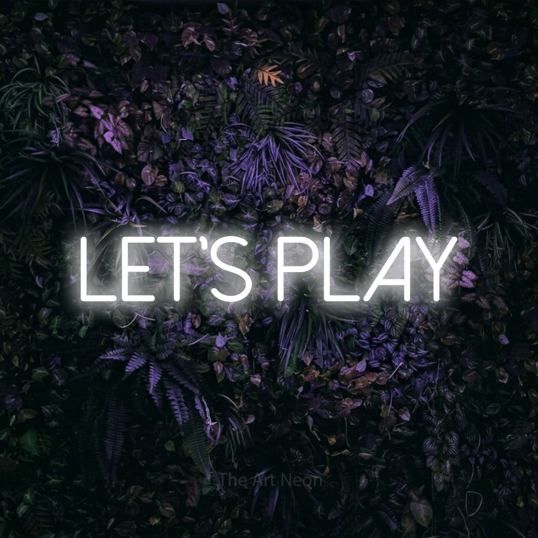 Enseigne néon à DEL à lumière blanche froide, affichant « Let's Play » sur un mur floral violet, pour décorer une chambre de bébé