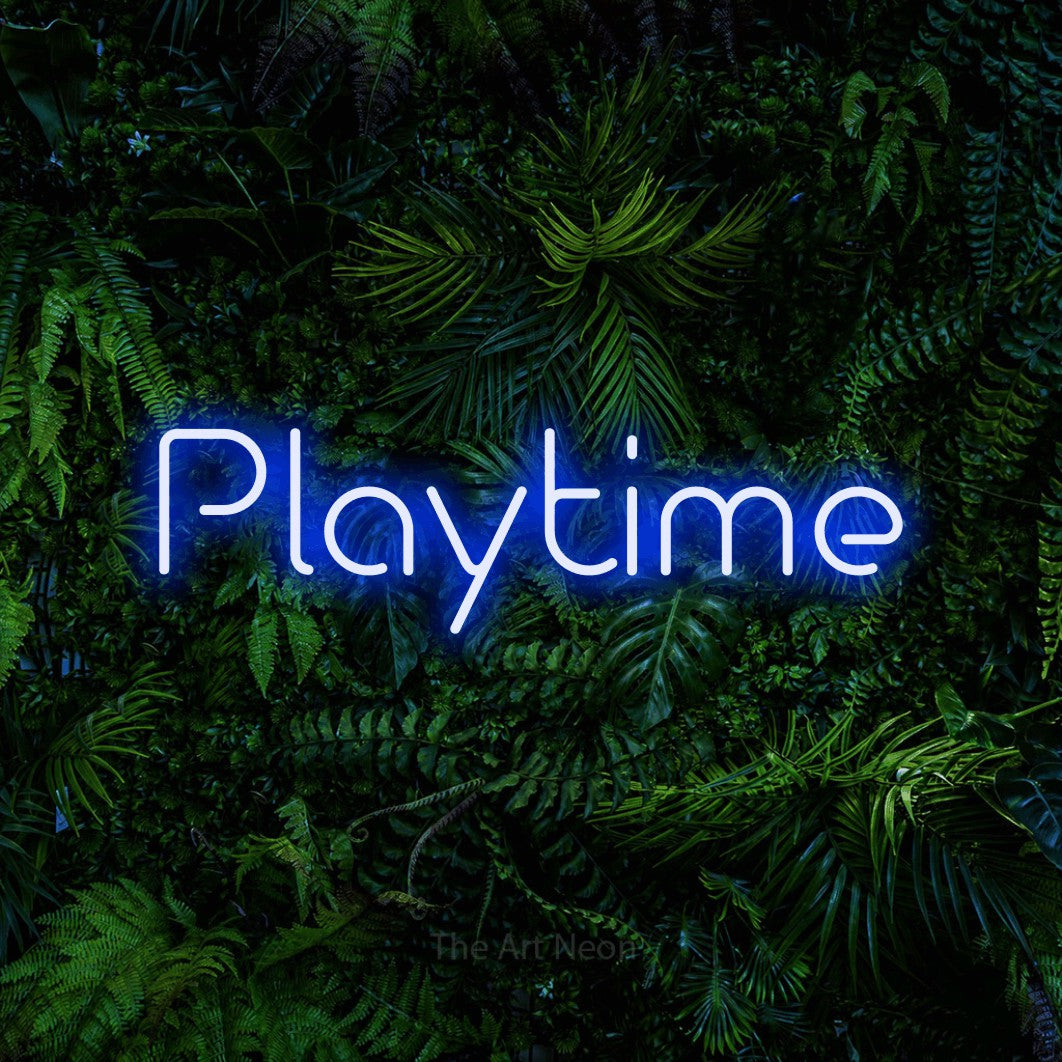 Enseigne néon à DEL à lumière bleue, affichant « Playtime » sur un mur de feuillage tropical dense, pour décorer une chambre de bébé