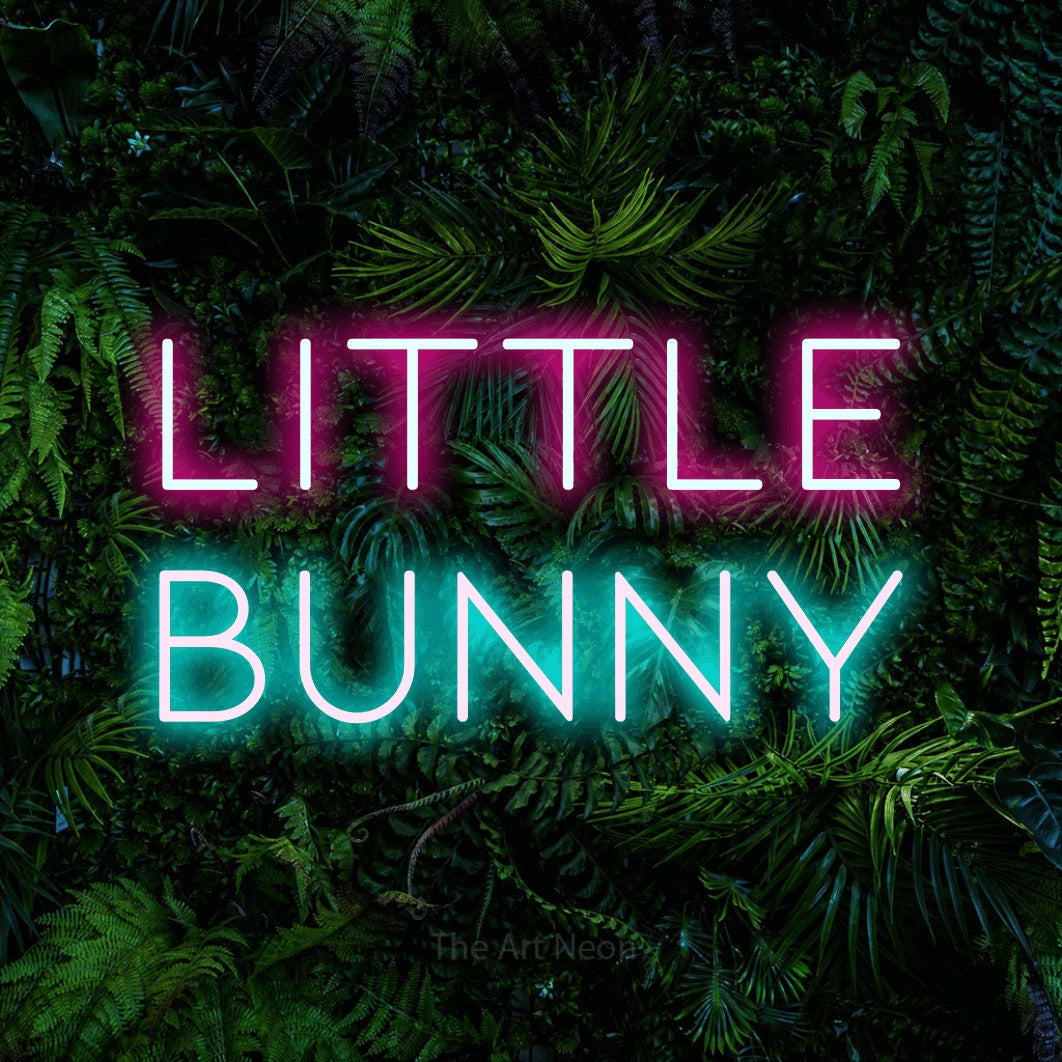 Enseigne néon à DEL à lumière bleu glacier et rose vif, affichant « Little Bunny » sur un mur de feuillage tropical dense, pour décorer une chambre de bébé