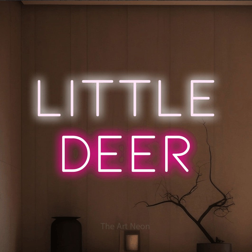 Enseigne néon à DEL à lumière rose vif et blanche froide, affichant « Little Deer » sur un mur brun chaleureux, pour décorer une chambre de bébé