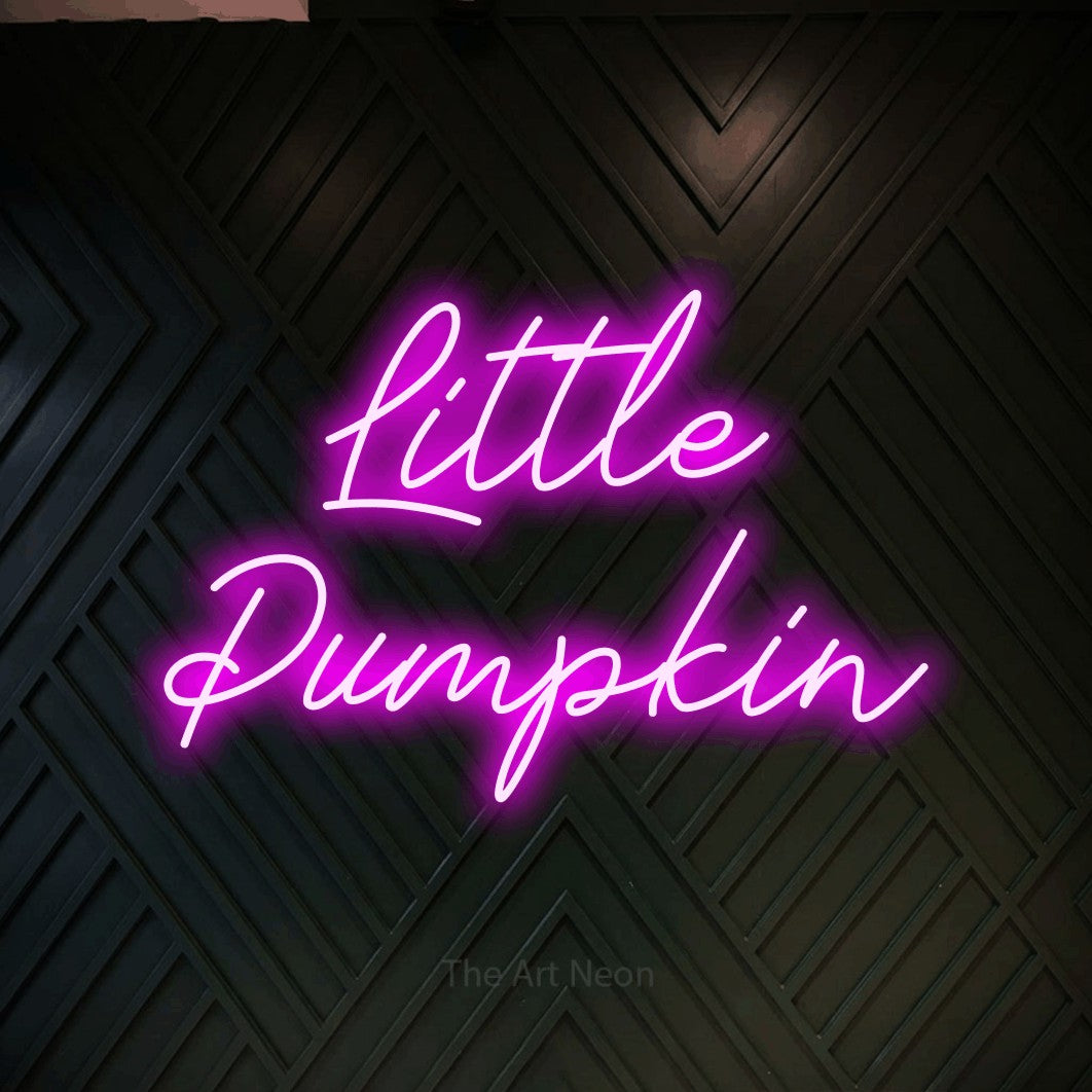 Enseigne néon à DEL à lumière rose, de style manuscrit, affichant « Little Pumpkin » sur un mur géométrique en bois foncé, pour décorer une chambre de bébé