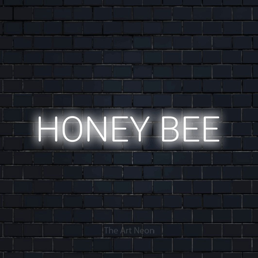 Enseigne néon à DEL à lumière blanche froide, affichant « Honey Bee » sur un mur de briques bleu marine foncé, pour décorer une chambre de bébé