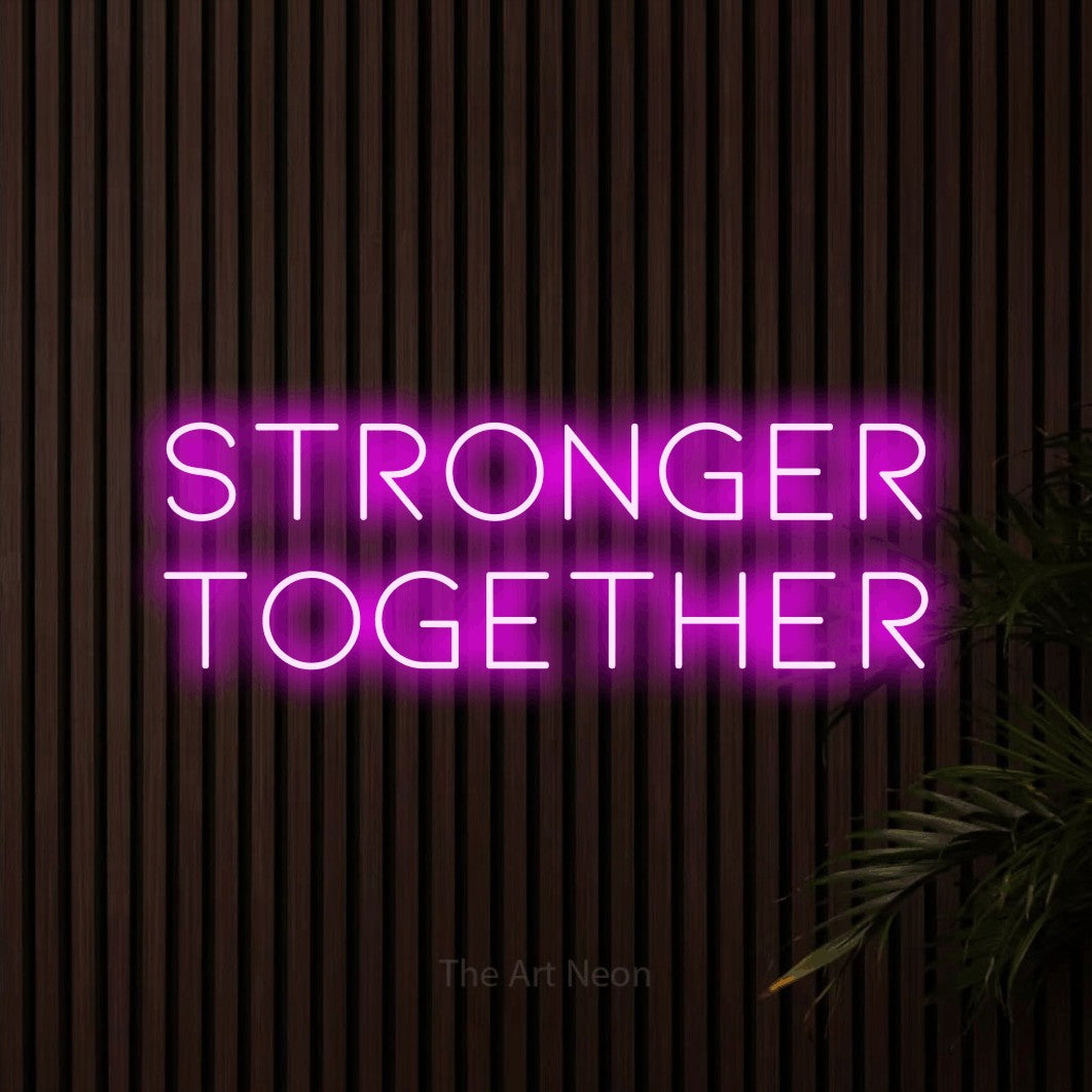 Enseigne néon à DEL à lumière rose, affichant « Stronger Together » sur des lattes de bois foncé, pour décorer une salle d’entraînement