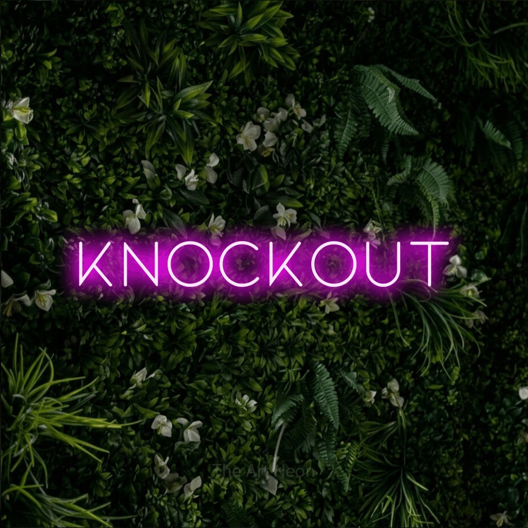 Enseigne néon à DEL à lumière rose, affichant « Knockout » sur un mur de feuillage vert, pour décorer une salle d’entraînement