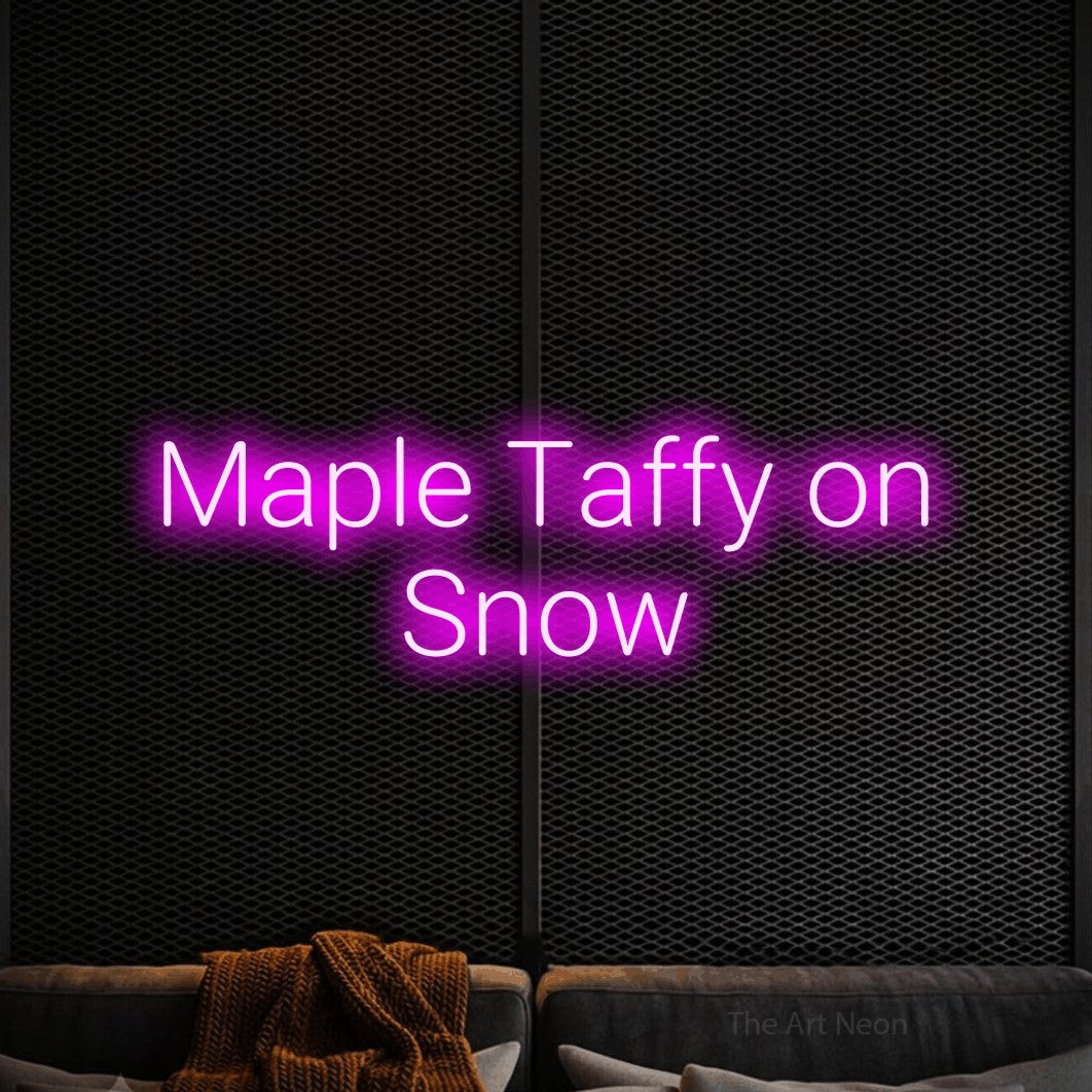 Enseigne néon à DEL à lumière rose, affichant « Maple Taffy on Snow » sur un mur noir texturé
