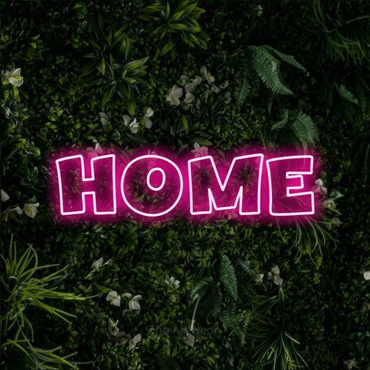 Enseigne néon à DEL à lumière rose vif, de style contour, affichant « Home » sur un mur de feuillage vert, pour décorer un salon