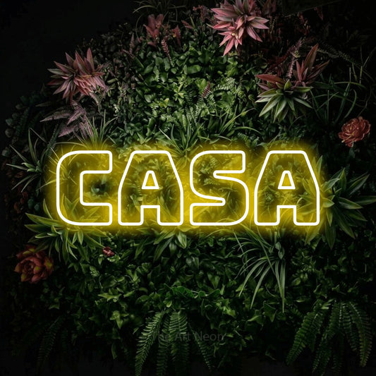 Enseigne néon à DEL à lumière jaune, de style contour, affichant « Casa » sur un mur de jardin fleuri, pour décorer un salon
