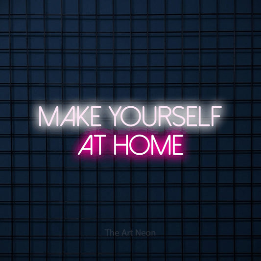 Enseigne néon à DEL à lumière rose vif et blanche froide, affichant « Make Yourself at Home » sur un mur carrelé bleu foncé, pour décorer un salon
