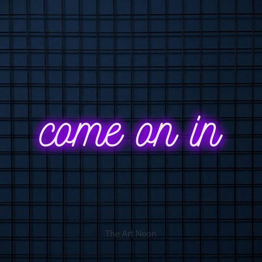 Enseigne néon à DEL à lumière violette, de style manuscrit, affichant « Come On In » sur un mur carrelé bleu foncé, pour décorer un salon