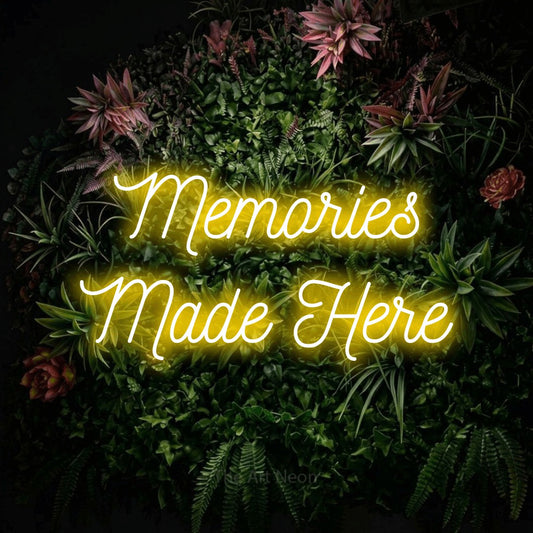 Enseigne néon à DEL à lumière jaune, de style manuscrit, affichant « Memories Made Here » sur un mur de jardin fleuri, pour décorer un salon