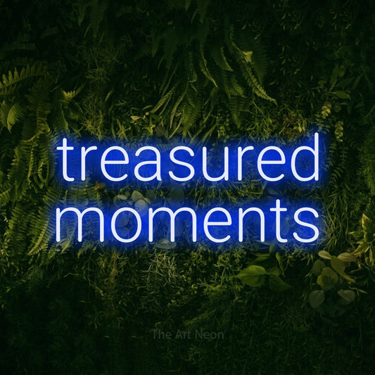 Enseigne néon à DEL à lumière bleue, affichant « Treasured Moments » sur un mur vert couvert de mousse, pour décorer un salon