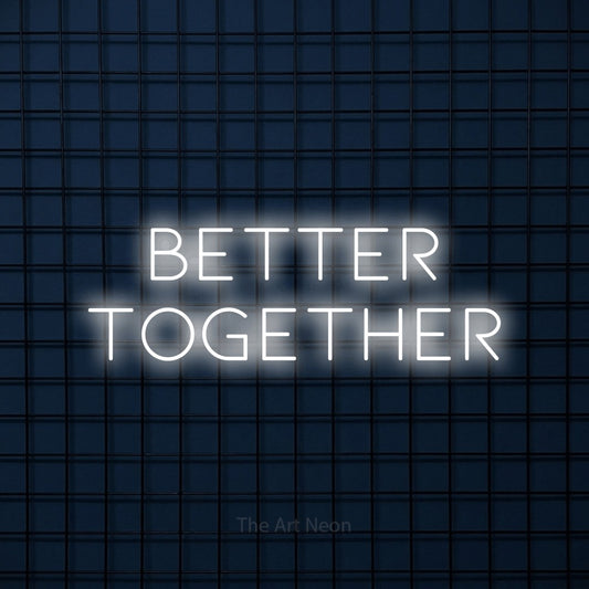 Enseigne néon à DEL à lumière blanche froide, affichant « Better Together » sur un mur carrelé bleu foncé, pour décorer un salon