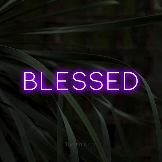 Enseigne néon à DEL à lumière violette, affichant « Blessed » sur des feuilles tropicales foncées, pour décorer un salon