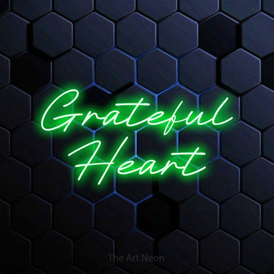 Enseigne néon à DEL à lumière verte, affichant « Grateful Heart » sur un mur hexagonal bleu, pour décorer un salon