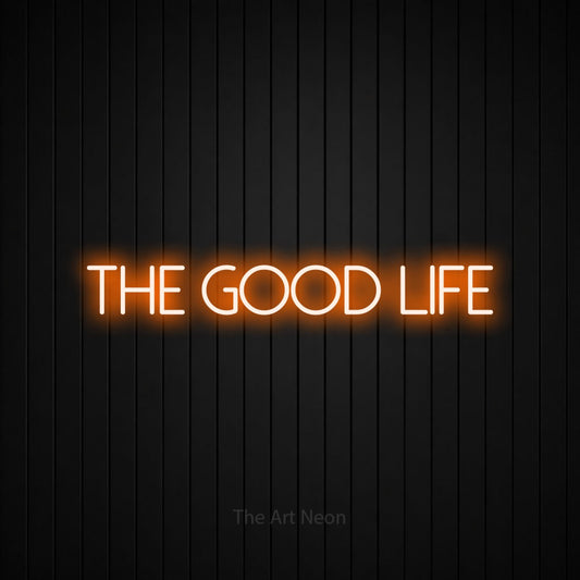 Enseigne néon à DEL à lumière orange, affichant « The Good Life » sur un mur noir à lattes verticales, pour décorer un salon