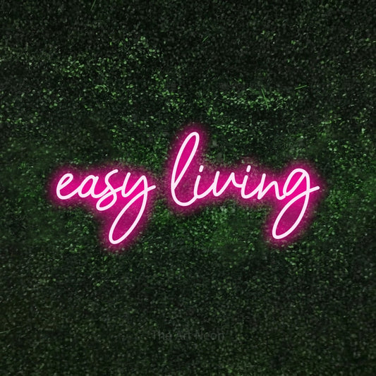Enseigne néon à DEL à lumière rose vif, de style manuscrit, affichant « Easy Living » sur un mur texturé de mousse verte, pour décorer un salon