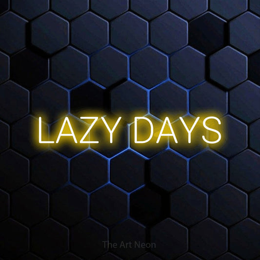 Enseigne néon à DEL à lumière jaune, affichant « Lazy Days » sur un mur hexagonal bleu, pour décorer un salon