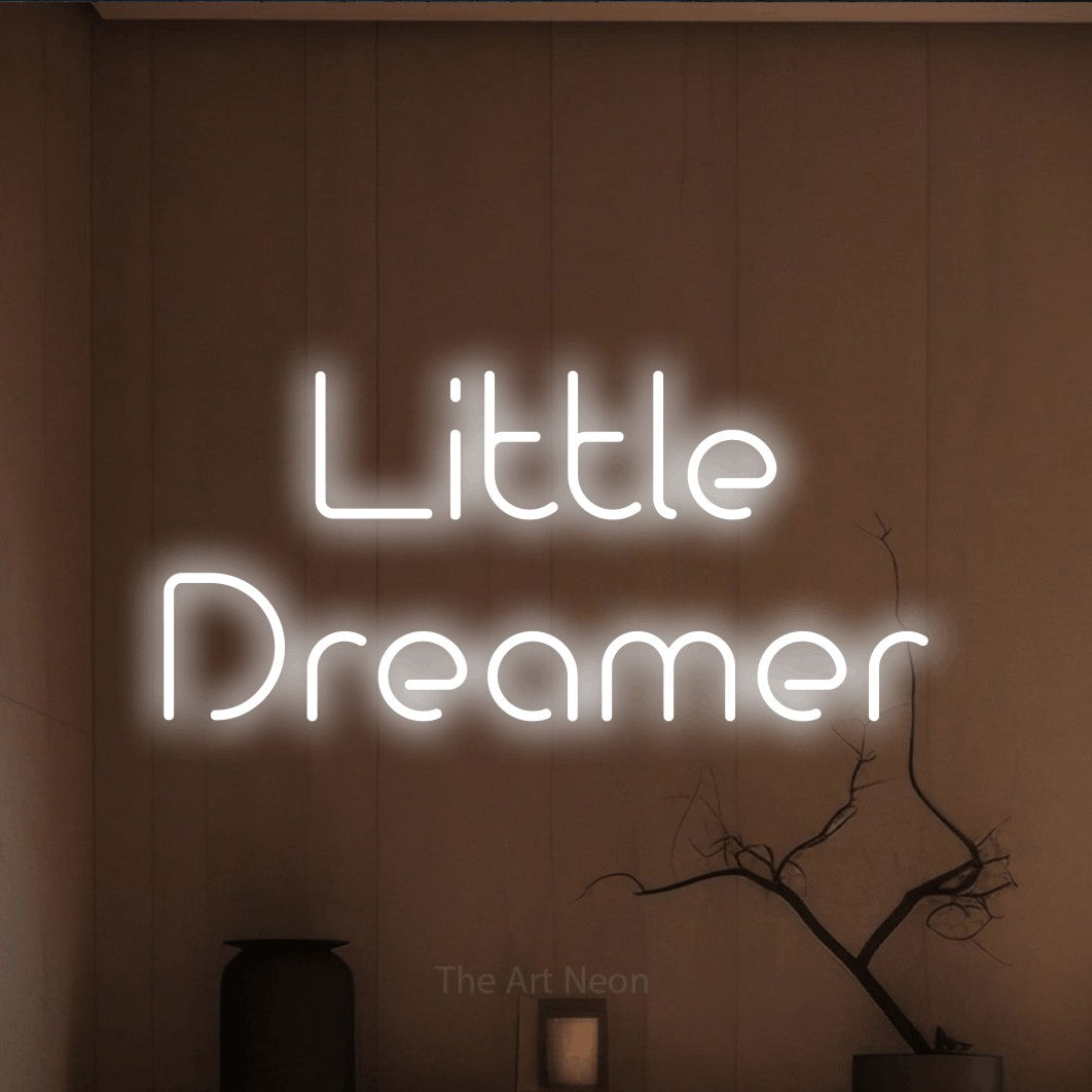 Enseigne néon à DEL à lumière blanche froide, affichant « Little Dreamer » sur un mur brun chaleureux, pour décorer une chambre de bébé