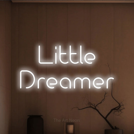 Enseigne néon à DEL à lumière blanche froide, affichant « Little Dreamer » sur un mur brun chaleureux, pour décorer une chambre de bébé