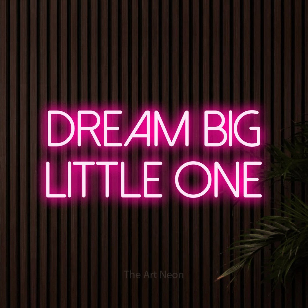 Enseigne néon à DEL à lumière rose vif, affichant « Dream Big Little One » sur des lattes de bois foncé, pour décorer une chambre de bébé