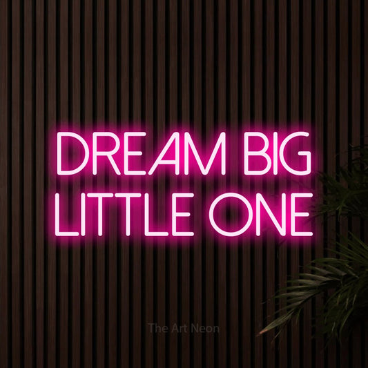 Enseigne néon à DEL à lumière rose vif, affichant « Dream Big Little One » sur des lattes de bois foncé, pour décorer une chambre de bébé