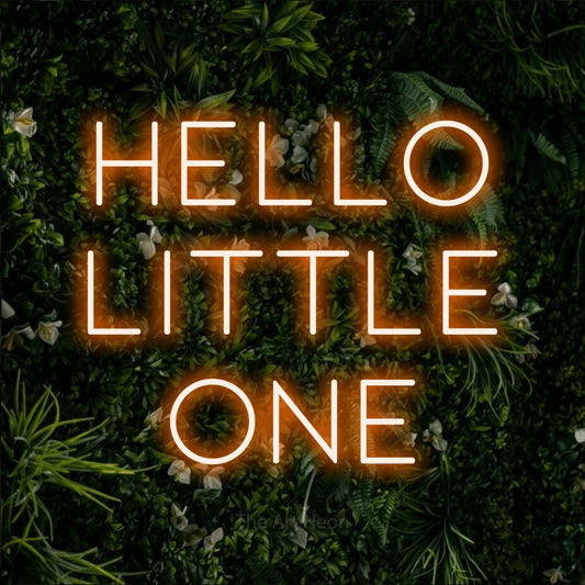 Enseigne néon à DEL à lumière orange, affichant « Hello Little One » sur un mur de feuillage vert, pour décorer une chambre de bébé