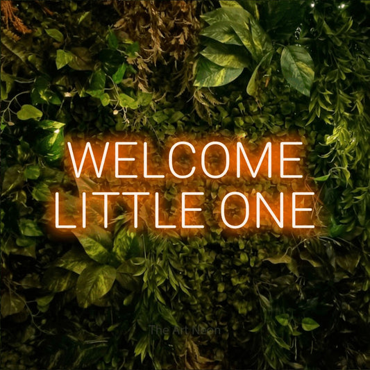 Enseigne néon à DEL à lumière orange, affichant « Welcome Little One » sur un mur texturé de mousse et de feuillage, pour décorer une chambre de bébé