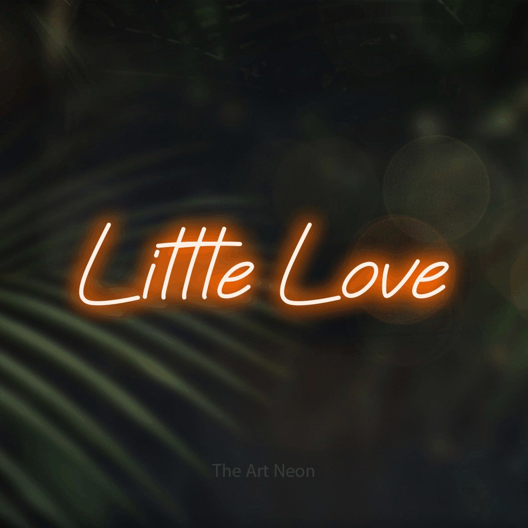Enseigne néon à DEL à lumière orange, affichant « Little Love » sur des feuilles de palmier foncées et floues, pour décorer une chambre de bébé