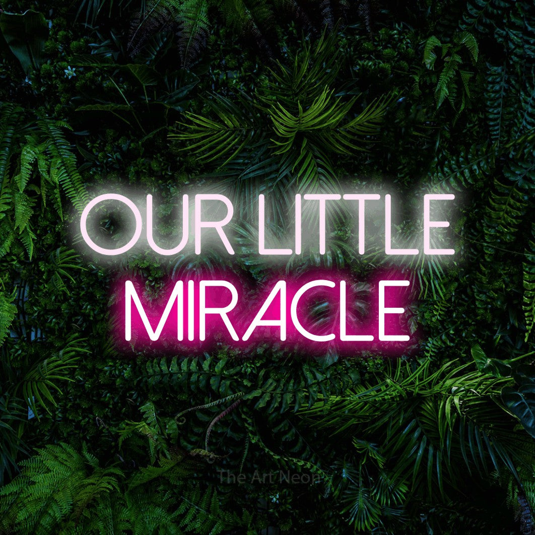 Enseigne néon à DEL à lumière rose vif et blanche froide, affichant « Our Little Miracle » sur un mur de feuillage tropical dense, pour décorer une chambre de bébé