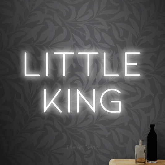 Enseigne néon à DEL à lumière blanche froide, affichant « Little King » sur un papier peint floral gris pâle, pour décorer une chambre de bébé