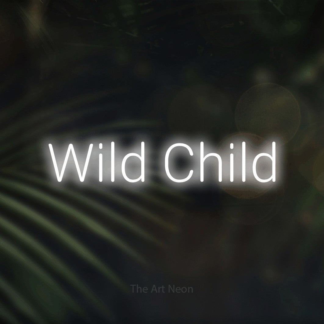 Enseigne néon à DEL à lumière blanche froide, affichant « Wild Child » sur des feuilles de palmier foncées et floues, pour décorer une chambre de bébé