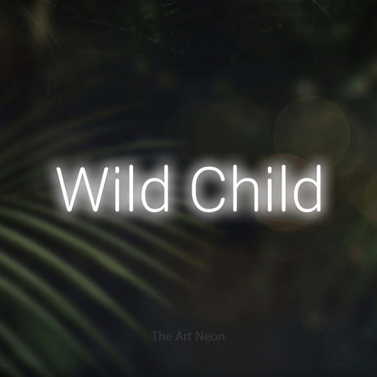 Enseigne néon à DEL à lumière blanche froide, affichant « Wild Child » sur des feuilles de palmier foncées et floues, pour décorer une chambre de bébé