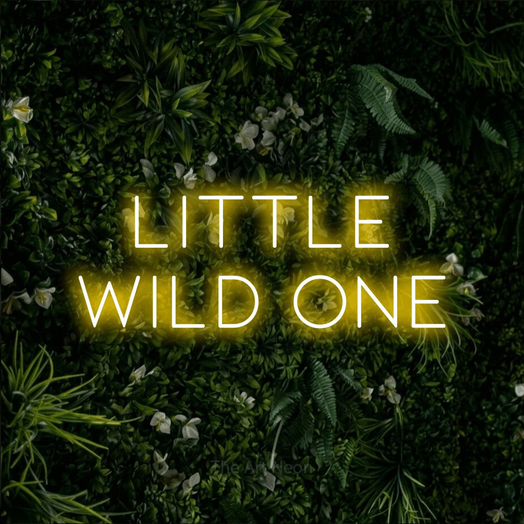 Enseigne néon à DEL à lumière jaune, affichant « Little Wild One » sur un mur de feuillage vert, pour décorer une chambre de bébé