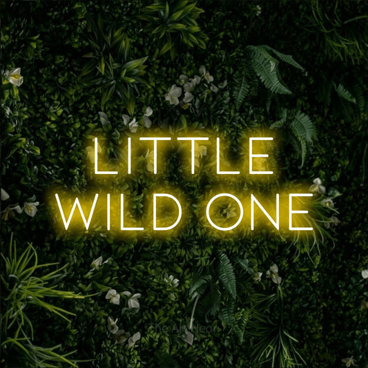 Enseigne néon à DEL à lumière jaune, affichant « Little Wild One » sur un mur de feuillage vert, pour décorer une chambre de bébé