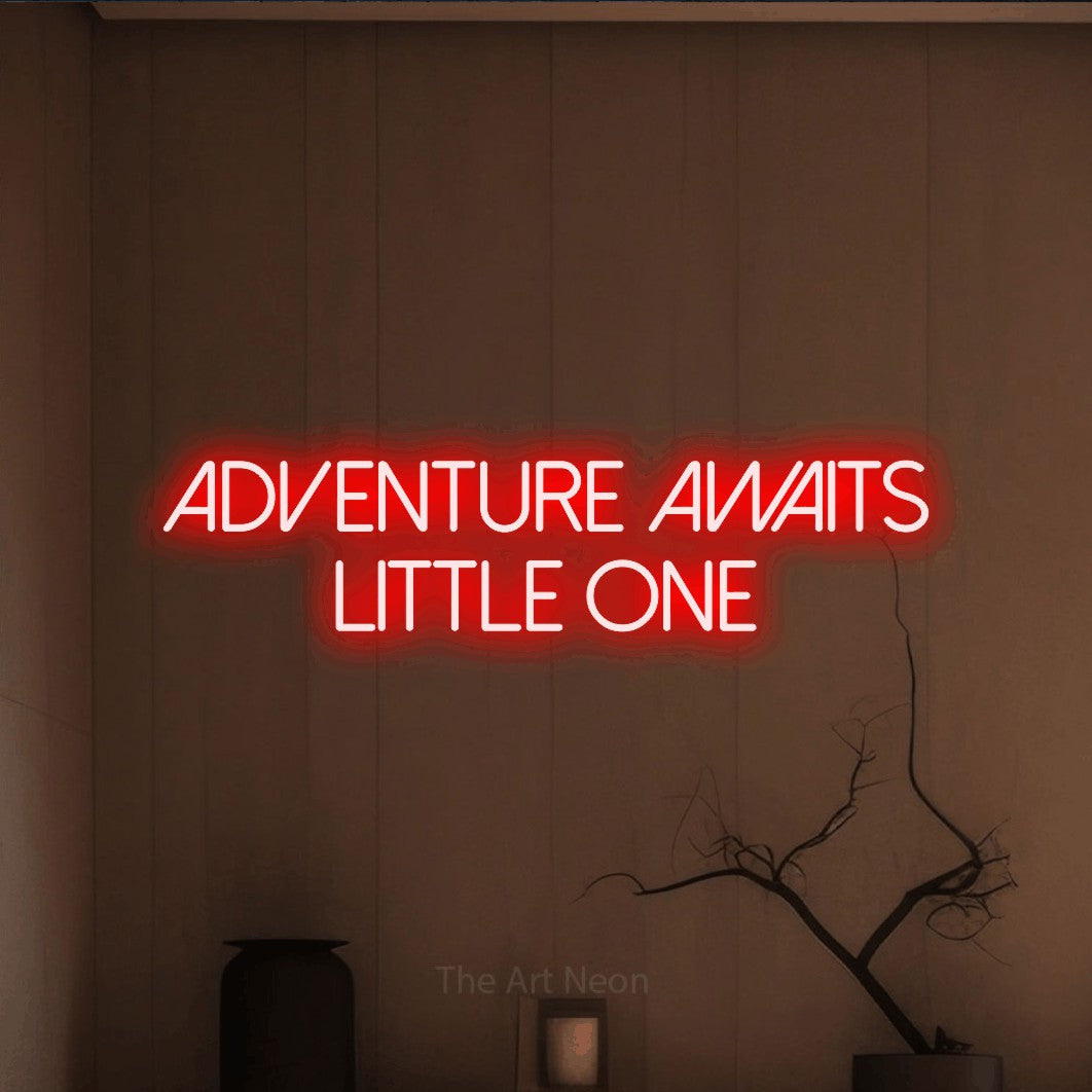 Enseigne néon à DEL à lumière rouge, affichant « Adventure Awaits Little One » sur un mur brun chaleureux, pour décorer une chambre de bébé