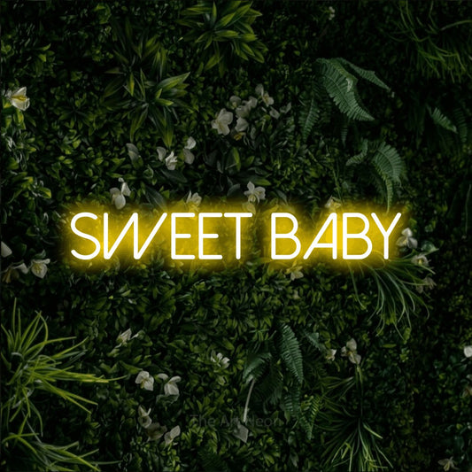Enseigne néon à DEL à lumière jaune, affichant « Sweet Baby » sur un mur de feuillage vert, pour décorer une chambre de bébé