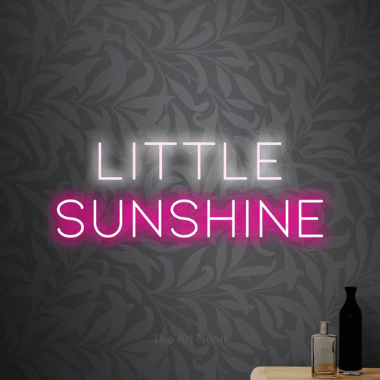 Enseigne néon à DEL à lumière rose vif et blanche froide, affichant « Little Sunshine » sur un papier peint floral gris pâle, pour décorer une chambre de bébé