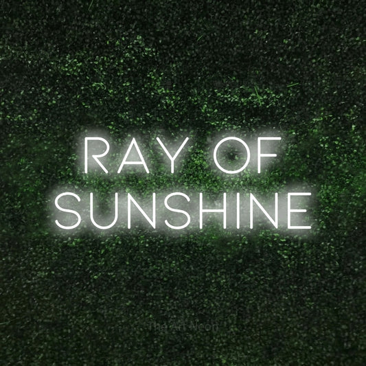 Enseigne néon à DEL à lumière blanche froide, affichant « Ray of Sunshine » sur un mur texturé de mousse verte, pour décorer une chambre de bébé