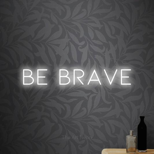 Enseigne néon à DEL à lumière blanche froide, affichant « Be Brave » sur un papier peint floral gris pâle, pour décorer une chambre de bébé