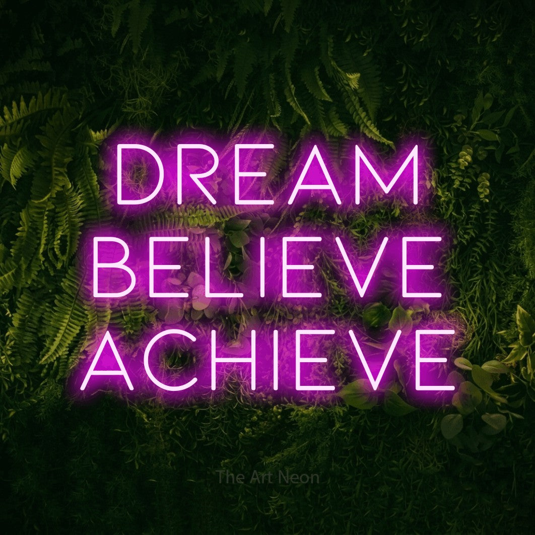 Enseigne néon à DEL à lumière rose, affichant « Dream Believe Achieve » sur un mur vert couvert de mousse, pour décorer une chambre de bébé