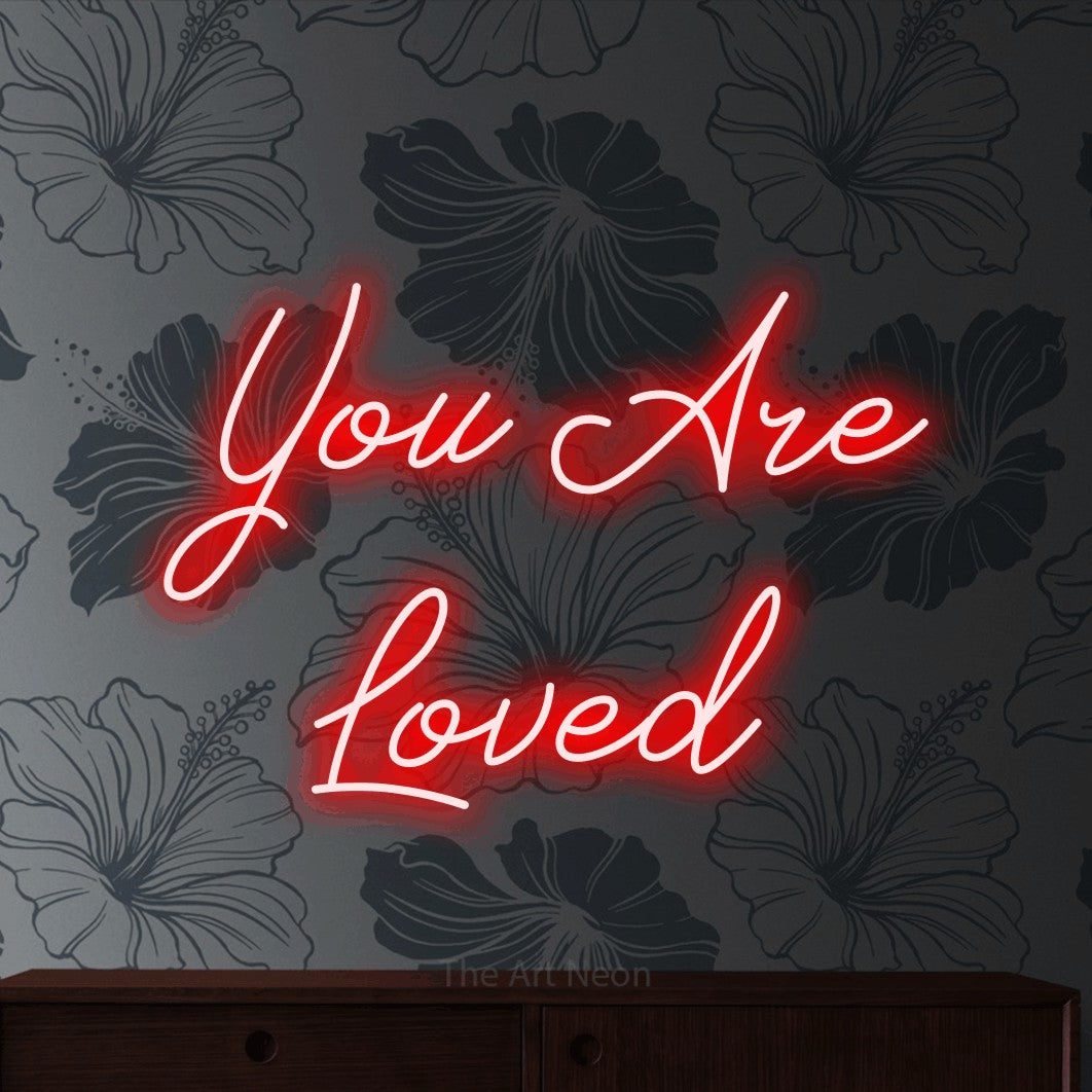 Enseigne néon à DEL à lumière rouge, de style manuscrit, affichant « You Are Loved » sur un papier peint floral gris, pour décorer une chambre de bébé