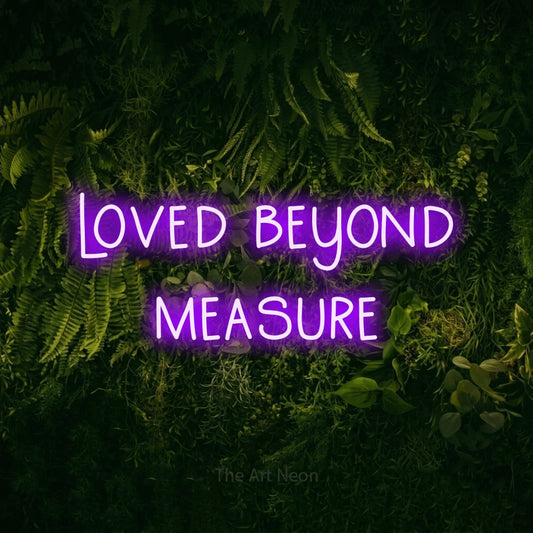 Enseigne néon à DEL à lumière violette, affichant « Loved Beyond Measure » sur un mur vert couvert de mousse, pour décorer une chambre de bébé