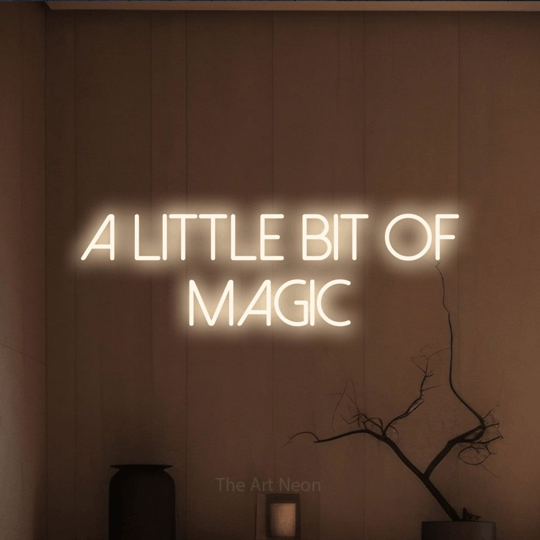 Enseigne néon à DEL à lumière blanche chaude, affichant « A Little Bit of Magic » sur un mur brun chaleureux, pour décorer une chambre de bébé
