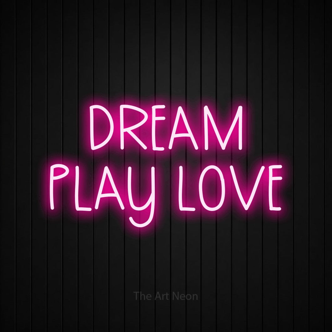 Enseigne néon à DEL à lumière rose vif, affichant « Dream Play Love » sur un mur noir à lattes verticales, pour décorer une chambre de bébé
