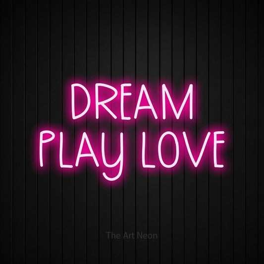 Enseigne néon à DEL à lumière rose vif, affichant « Dream Play Love » sur un mur noir à lattes verticales, pour décorer une chambre de bébé