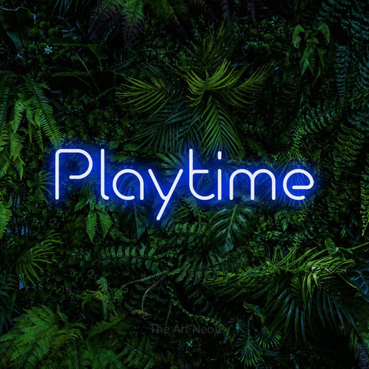 Enseigne néon à DEL à lumière bleue, affichant « Playtime » sur un mur de feuillage tropical dense, pour décorer une chambre de bébé