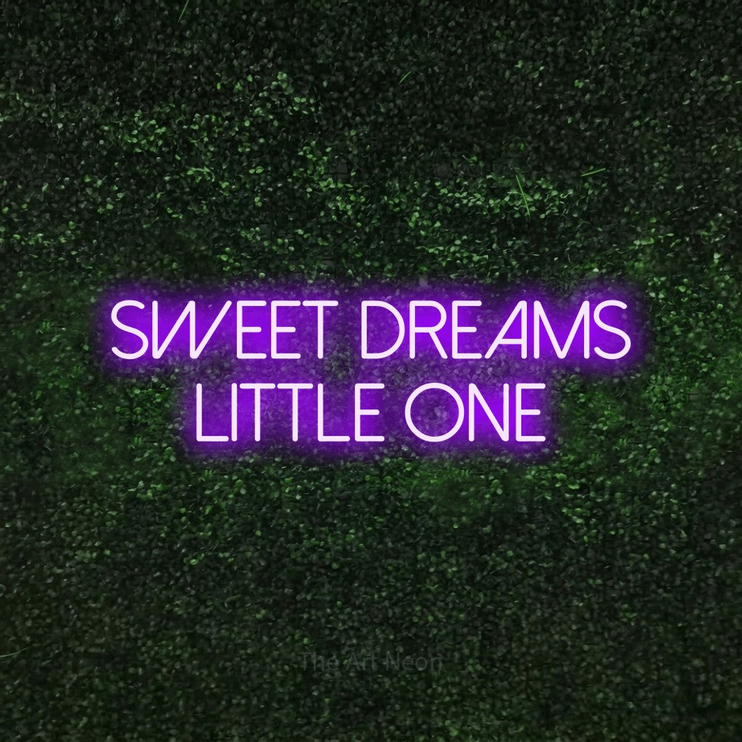 Enseigne néon à DEL à lumière violette, affichant « Sweet Dreams Little One » sur un mur texturé de mousse verte, pour décorer une chambre de bébé